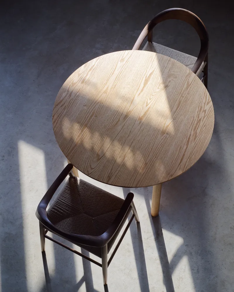 レッドオークの丸テーブル